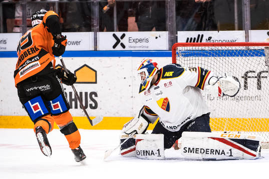 Karlskronas Emil Lundberg gör mål på straff