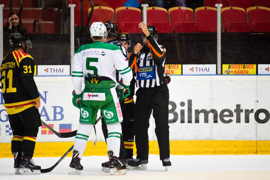 Domare Mikael Sjöqvist signaler för hög klubba i samband