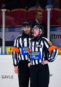 Domare Mikael Holm och Mikael Sjöqvist inväntar