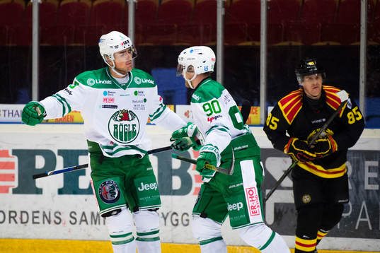 Rögles Alen Bibic och Ted Brithén jublar samtidigt som