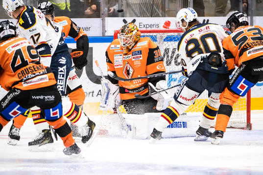 Karlskronas målvakt Johannes Jönsson  räddar