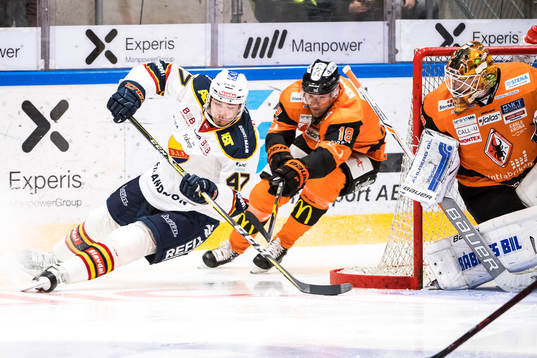Djurgårdens Linus Johansson oroar framför Karlskronas