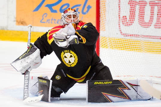 Brynäs målvakt Felix Sandström räddar skott
