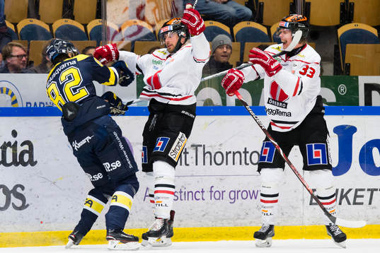 s Kevin Stenlund med en hög klubba mot Örebros