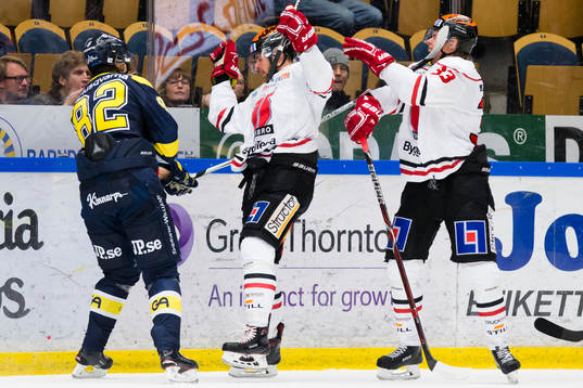 s Kevin Stenlund med en hög klubba mot Örebros