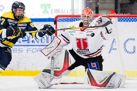 s David Gustafsson försöker styra framför Örebros