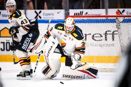 Djurgårdens målvakt Adam Reideborn  räddar