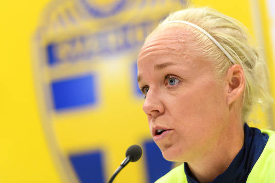 Caroline Seger på en presskonferens med det svenska