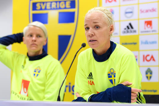 Caroline Seger på en presskonferens med det svenska