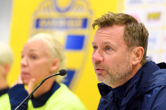 Förbundskapten Peter Gerhardsson på en presskonferens med