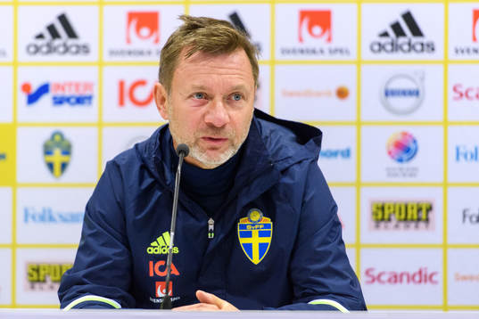 Förbundskapten Peter Gerhardsson på en presskonferens med