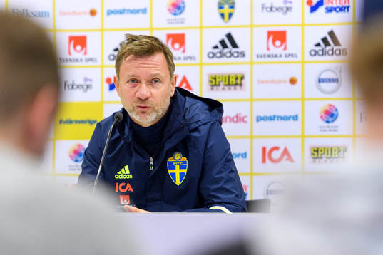 Förbundskapten Peter Gerhardsson på en presskonferens med