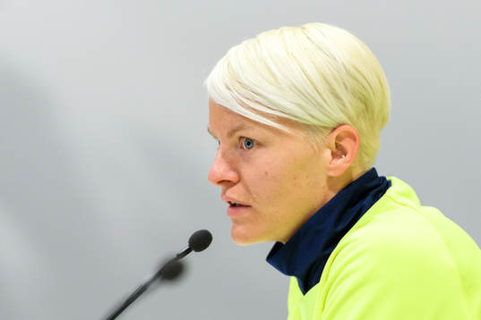 Nilla Fischer på en presskonferens med det svenska