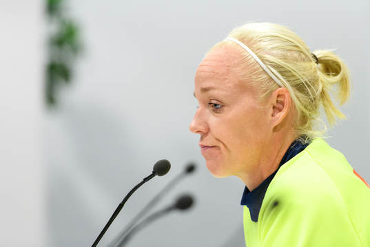 Caroline Seger på en presskonferens med det svenska