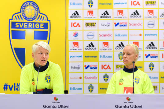 Nilla Fischer och Caroline Seger på en presskonferens med
