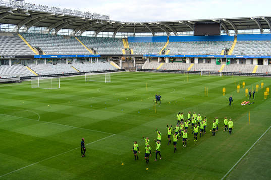 Spelarna värmer upp på Gamla Ullevi