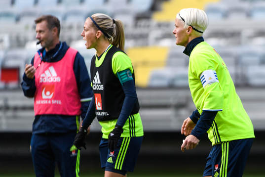 Linda Sembrant och Nilla Fischer med kaptensbindel