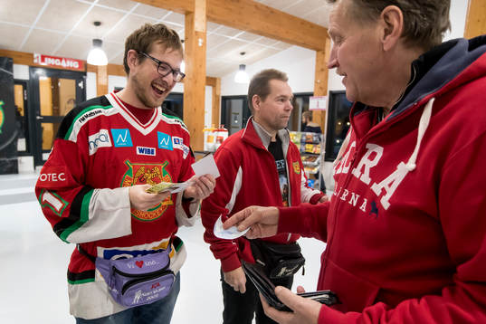 Försäljning av 50 50 lotter innan ishockeymatchen i SHL