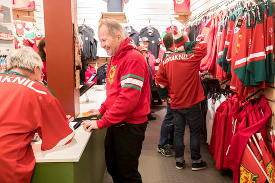 Souvenirshopen i Jalas arena innan ishockeymatchen i SHL