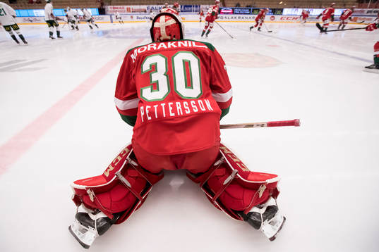 Moras målvakt Mattias Pettersson  innan ishockeymatchen i