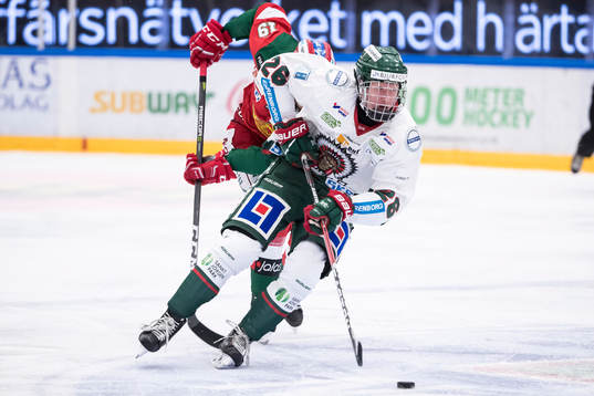 Moras John Persson jagar Frölundas Rasmus Dahlin  i