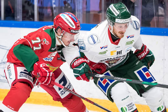 Moras Keaton Ellerby och Frölundas Pathrik Westerholm  i