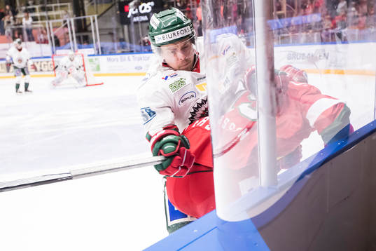 Frölundas Pathrik Westerholm tacklar i ishockeymatchen i