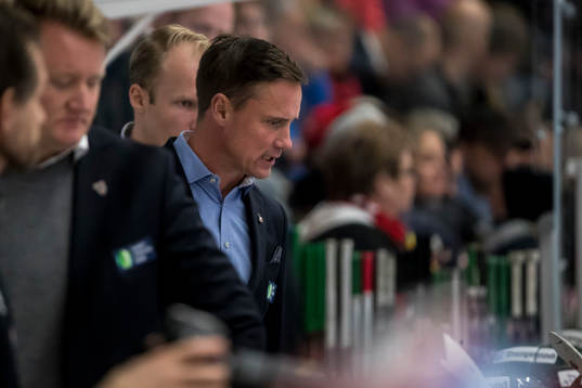 Frölundas tränare Roger Rönnberg  i ishockeymatchen i