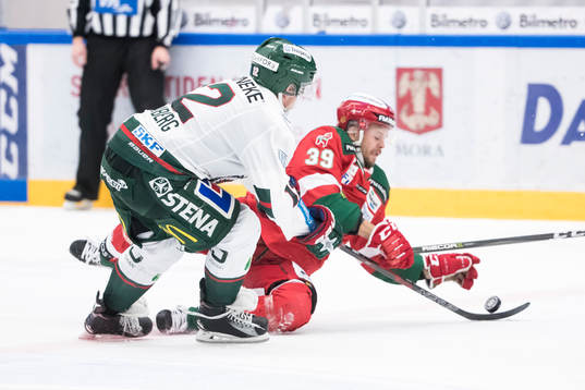 Frölundas Max Friberg och Moras Jacob Nilsson  i