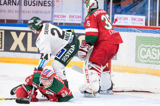 Moras Matias Lassen och Frölundas Lias Andersson framför