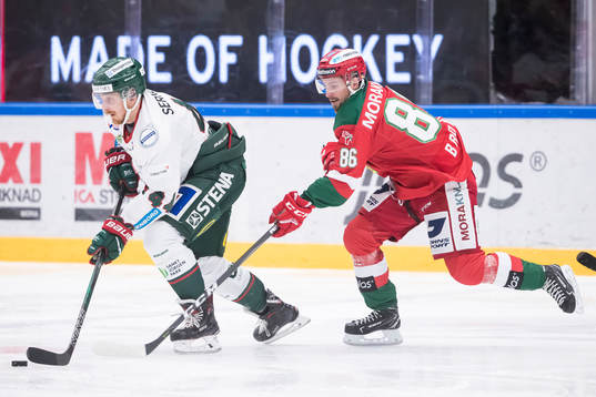 Moras Mathias Bromé jagar Frölundas Pontus Widerström  i