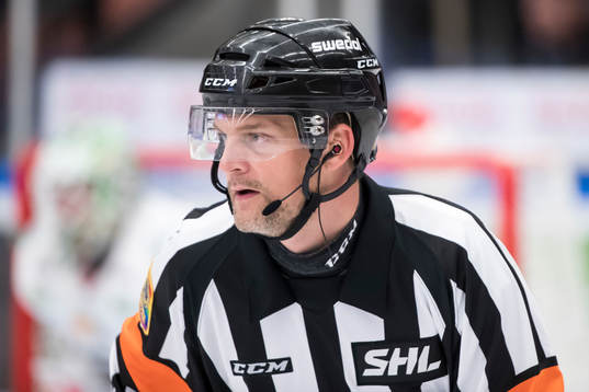 Domare Mikael Nord i ishockeymatchen i SHL mellan Mora och