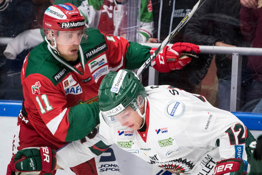 Moras Alexander Hilmerson och Frölundas Max Friberg  i