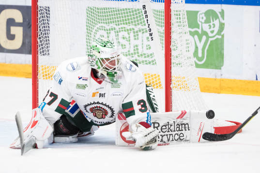 Frölundas målvakt Johan Gustafsson  i ishockeymatchen i