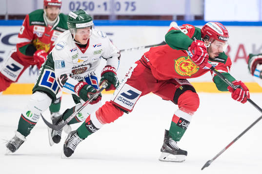 Frölundas Max Friberg och Moras Andrew Rowe  i