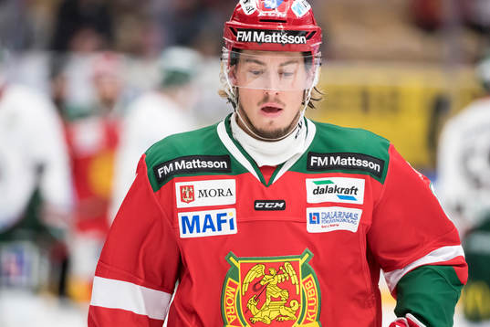 Moras Robin Johansson  i ishockeymatchen i SHL mellan Mora