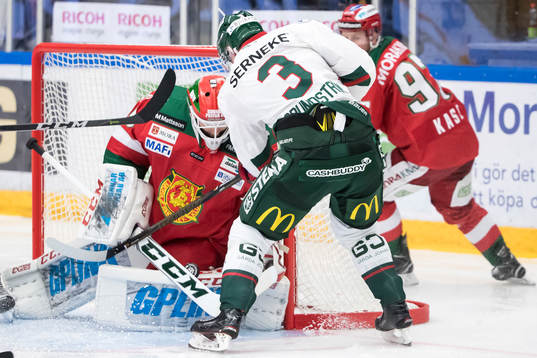 Frölundas Carl Grundström framför Moras målvakt