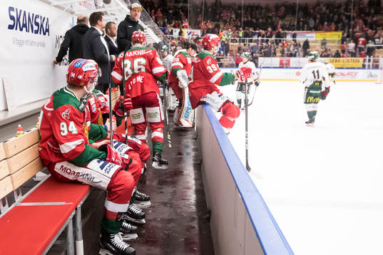 Moras Sebastian Hartmann deppar i ishockeymatchen i SHL