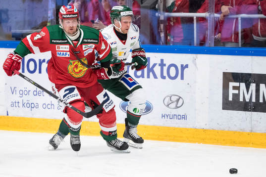Moras Viktor Amnér och Frölundas Ryan Lasch  i