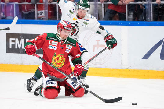 Moras Viktor Amnér och Frölundas Ryan Lasch  i