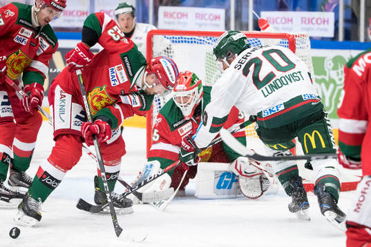 Frölundas Joel Lundqvist och Moras Tomas Skogs framför