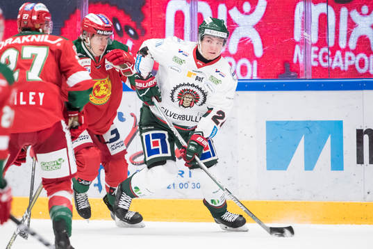 Frölundas Lias Andersson  i ishockeymatchen i SHL mellan