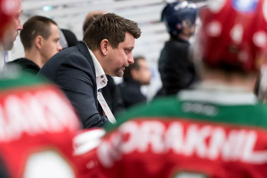 Moras tränare Mattias Karlin  i ishockeymatchen i SHL