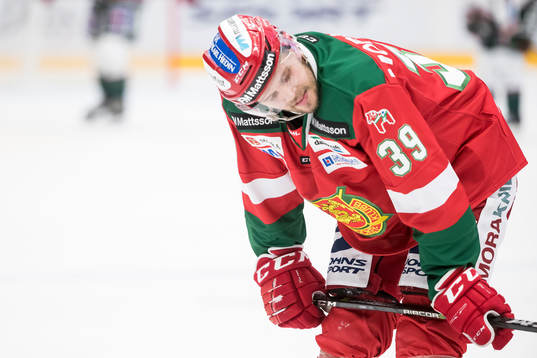 Moras Jacob Nilsson deppar i ishockeymatchen i SHL mellan