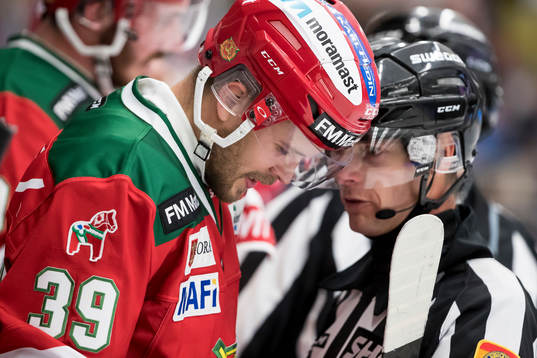 Moras ´Jacob Nilsson och domare Mikael Andersson i
