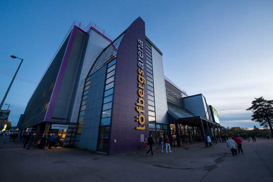 Exteriör bild på Löfbergs arena innan ishockeymatchen i