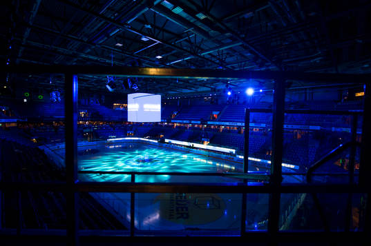 Generell vy över isen i Löfbergs arena innan