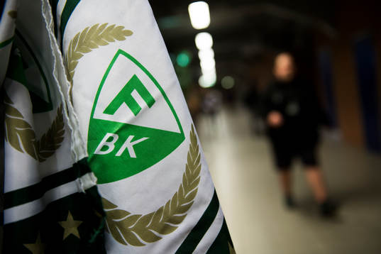 Färjestads klubbmärke på en flagga innan ishockeymatchen