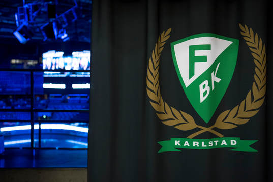 Färjestads klubbmärke på en flagga innan ishockeymatchen