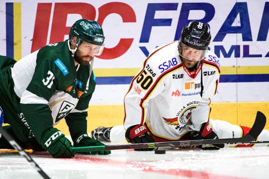 Färjestads Dick Axelsson och Luleås Daniel Sondell